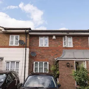 Modern & Spacious - Walk To Excel- Parking Holiday home